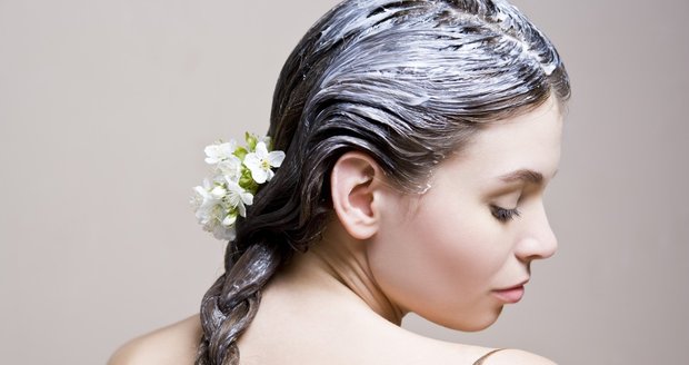 V zimě si dopřejte péči v podobě domácích masek nejen na vlasy.
