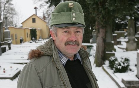 Správce hřbitova Jiří Černý v historické čepici, kterých má jako člen klubu vojenské historie několik.