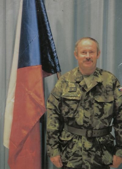Major v záloze Jiří Černý je všestranně činný. Kromě aktivní zálohy a povolání hrobníka pracuje také ve výboru rybářského svazu a v klubu vojenské historie.