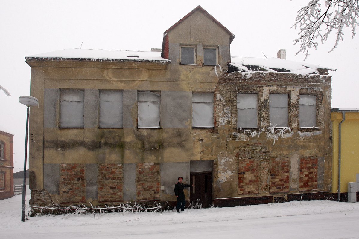 Dnes je z vývařovny, o které paní Hana mluví, další ruina, navíc v těsné blízkosti bývalé služebny. Vůně z tehdejších pochoutek už nenávratně odvál čas, stejně jako atmosféru natáčení slavného seriálu.