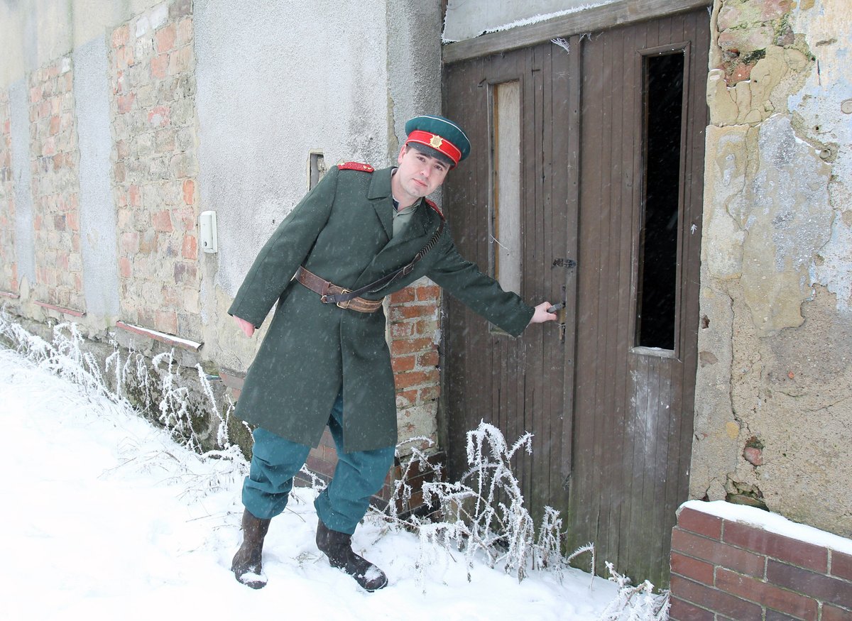 Bývalou služebnu poznal Jan Zeman hlavně proto, že je to jediná kachlíková budova v obci. Pohled na zabedněná okna a zchátralý objekt jeho bývalého království mu téměř vehnal slzy do očí. V seriálu to byl mnohem hezčí baráček.