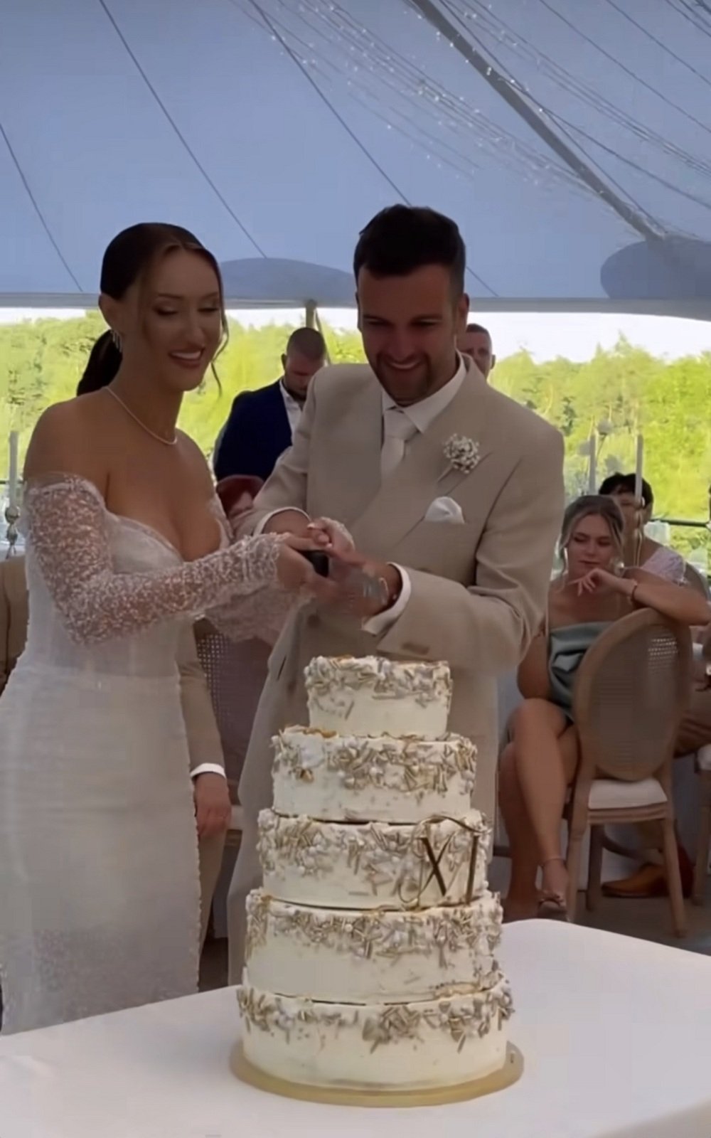 Novomanželé krájí dort.