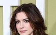 Učte se od herečky Anne Hathaway: U nude odstínů nikdy nedopusťte, aby barva byla světlejší než váš odstín pleti.