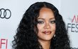 Rihanna nedávno oznámila velký návrat tmavých nude rtů ohraničených výraznější konturkou.