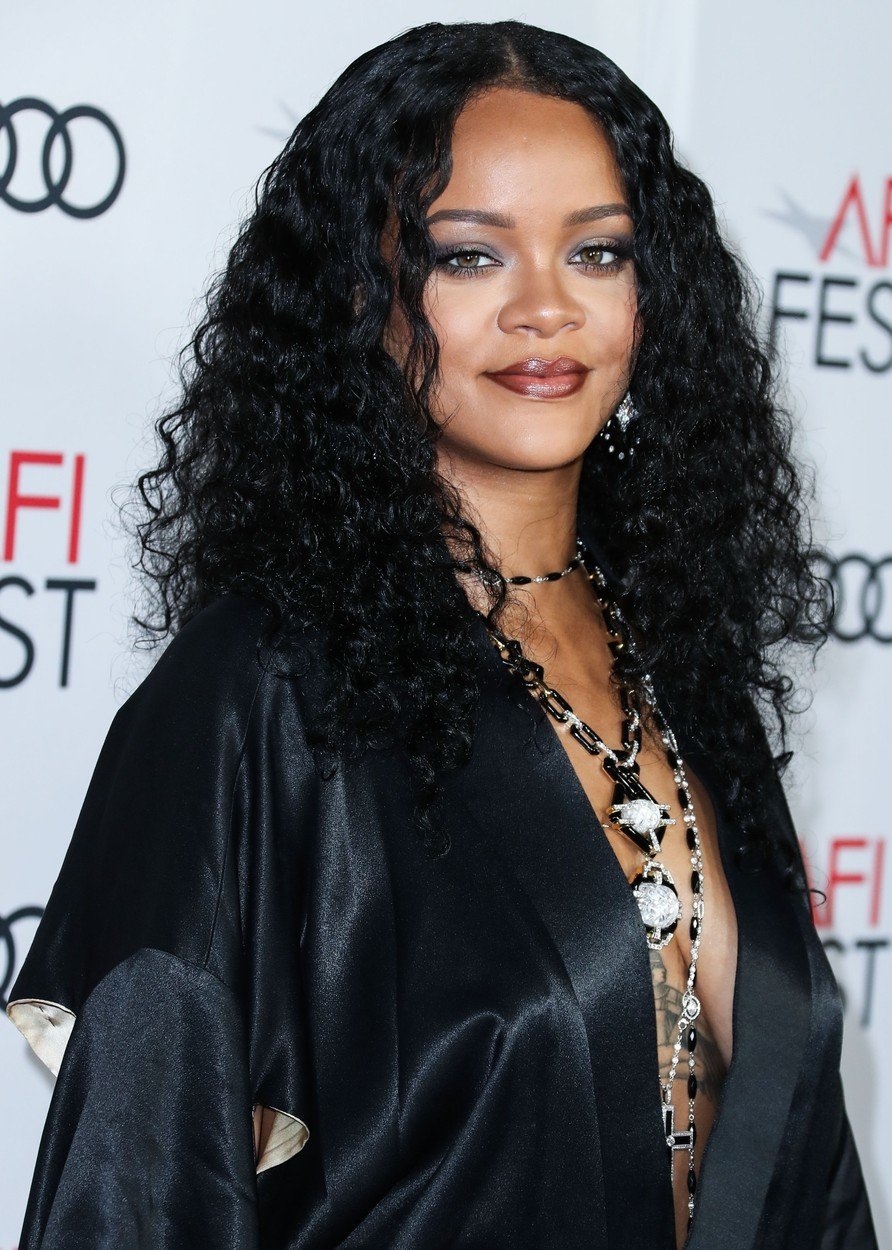 Rihanna nedávno oznámila velký návrat tmavých nude rtů ohraničených výraznější konturkou.