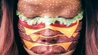 Tohle pobaví. Make-up umělkyně se promění v hamburger či hranolky Tohle pobaví. Make-up umělkyně se promění v hamburger či hranolky