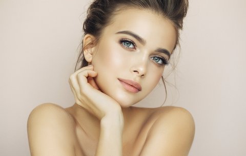 Velký test make-upů: Na které si dát pozor, protože zvýrazňují vrásky?
