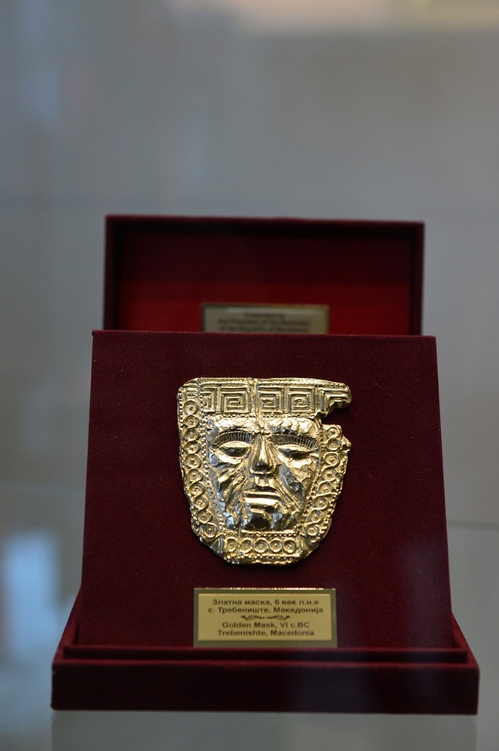 Upomínkový předmět s kopií zlaté pohřební masky z Trebenište u Ohridu (z doby železné ze 7. století).  Dar předsedy Shromáždění Republiky Severní Makedonie.