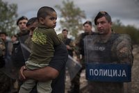 Boj s uprchlíky: Bulhaři posílají obrněnce, Babiš chce Schengen uzavřít
