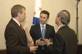 Nikola Gruevski (uprostřed)