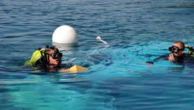 Potápěči ve vodě hledají těla utonulých cestujích