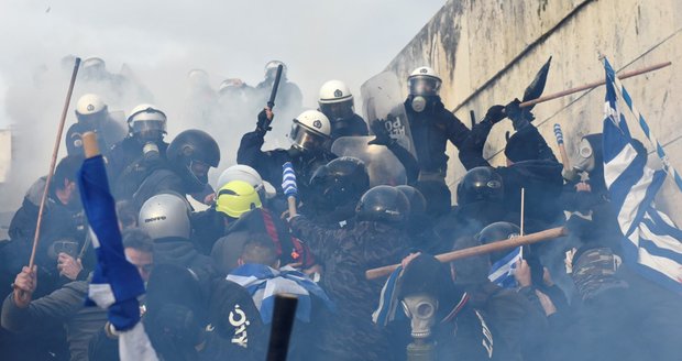 Slzný plyn i zápalné lahve. Řekové demonstrovali proti dohodě s Makedonií