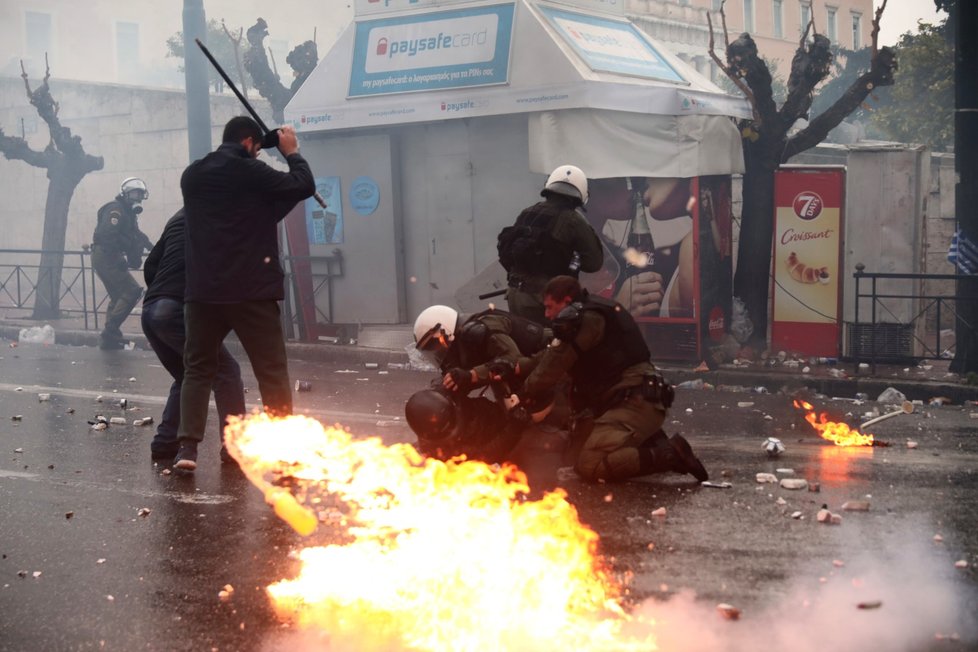 V Aténách demonstrovaly desetitisíce Řeků proti dohodě s Makedonií