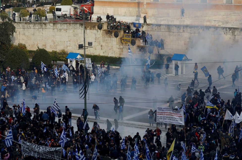 V Aténách demonstrovaly desetitisíce Řeků proti dohodě s Makedonií