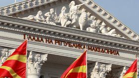 Makedonské vlajky před parlamentem v Skopji