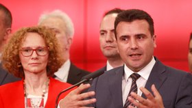 Makedonský premiér Zaev vysvětluje národu dohodu s Řeckem.