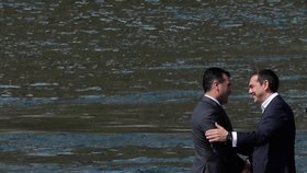 Makedonský premiér Zoran Zaev na schůzku doplul na motorovém člunu. Na břehu ho vřele přivítal jeho řecký protějšek Alexis Tsipras.