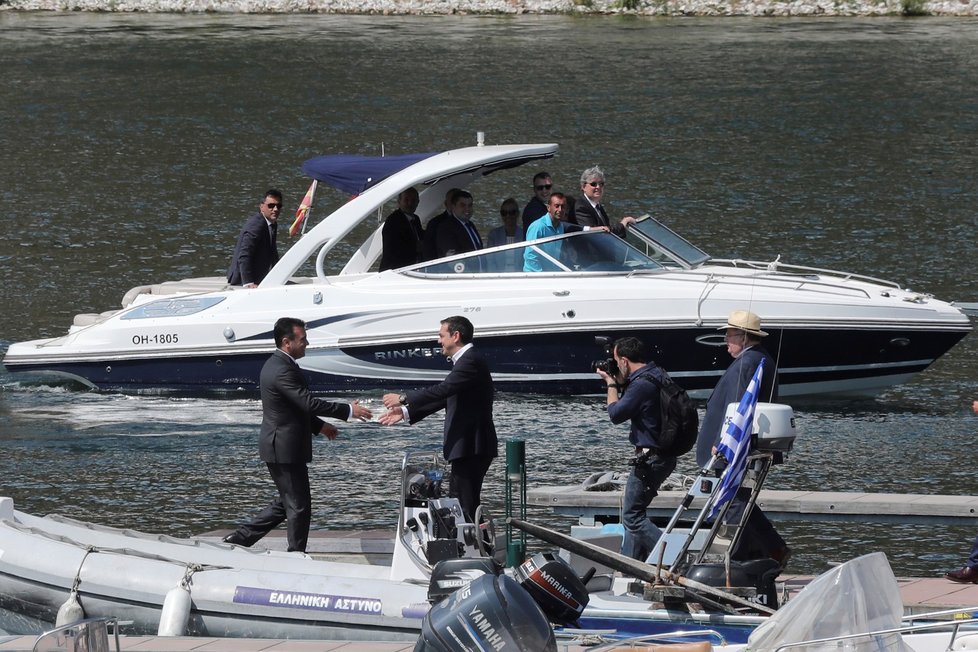 Makedonský premiér Zoran Zaev na schůzku doplul na motorovém člunu.