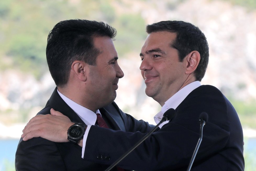 Na břehu ho vřele přivítal jeho řecký protějšek Alexis Tsipras.