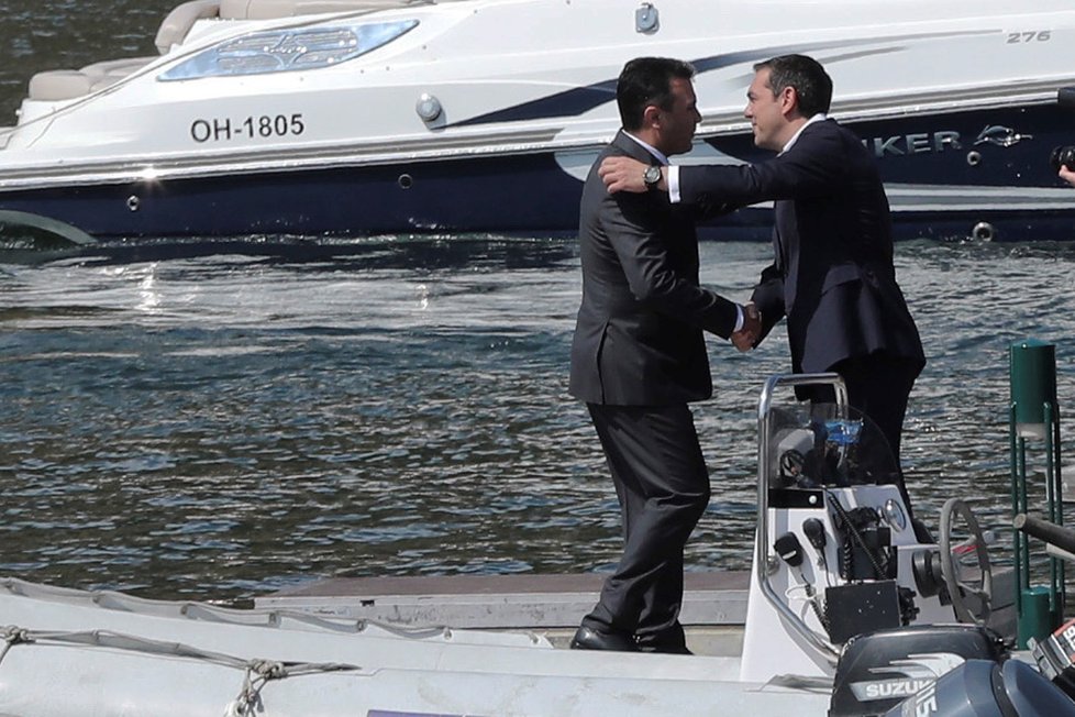 Makedonský premiér Zoran Zaev na schůzku doplul na motorovém člunu.