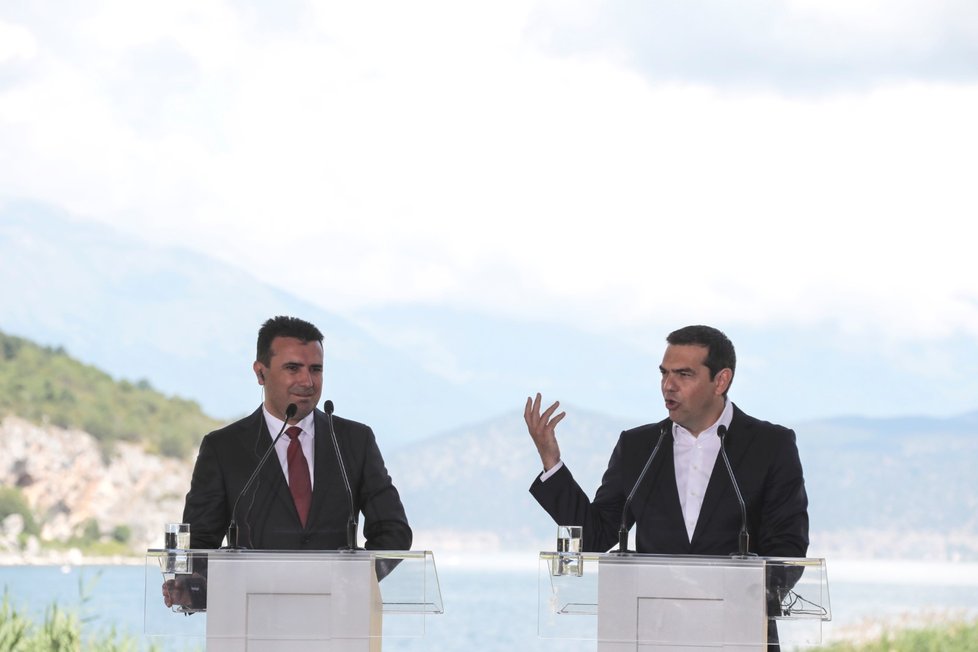 Ministři zahraničí Řecka a Makedonie v neděli podepsali dohodu o názvu makedonského státu.