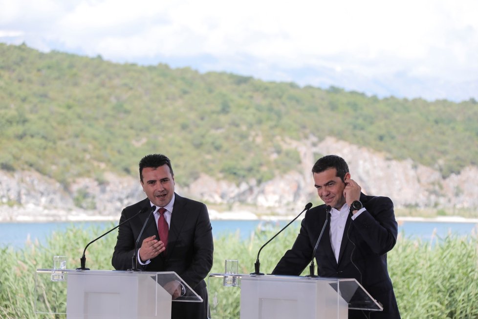 Ministři zahraničí Řecka a Makedonie v neděli podepsali dohodu o názvu makedonského státu.