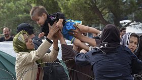 Na hranicích Řecka a Makedonie je kolem 5000 uprchlíků, někteří zde v dešti nocovali na zemi či stanovali.