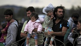 Uprchlíci se nechtějí registrovat v první přijímací zemi. Bojíse prý, že by uvízli v řecké pasti
