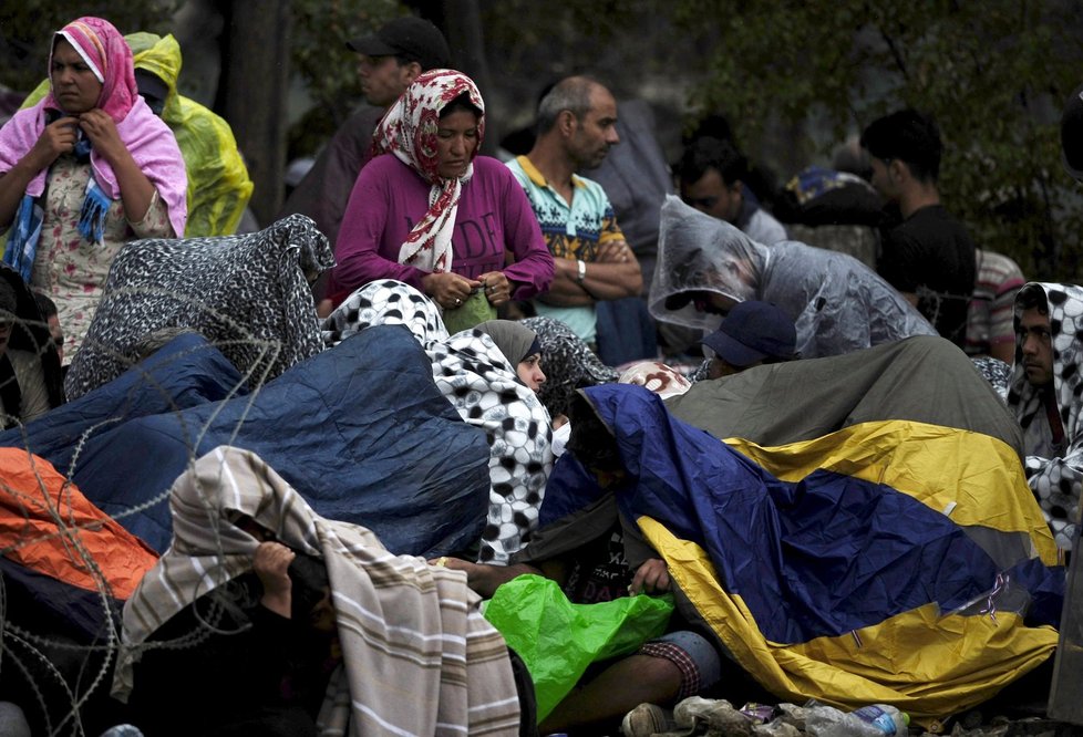 Na hranicích Řecka a Makedonie je kolem 5 000 uprchlíků, někteří zde v dešti nocovali na zemi či stanovali.