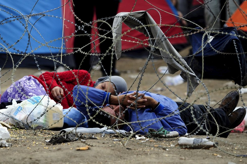 Na hranicích Řecka a Makedonie je kolem 5000 uprchlíků, někteří zde v dešti nocovali na zemi či stanovali.