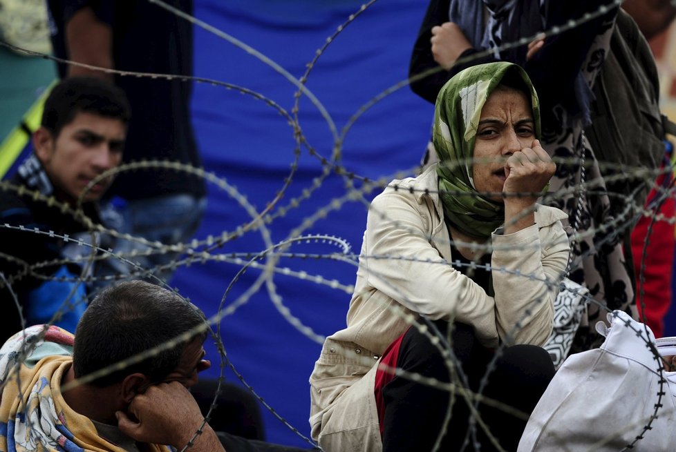Na hranicích Řecka a Makedonie je kolem 5000 uprchlíků, někteří zde v dešti nocovali na zemi či stanovali.