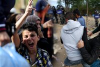 Hranice Makedonie s Řeckem praská ve švech: Tisíce uprchlíků a peklo na zemi