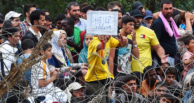 Tisíce uprchlíků na hranicích Makedonie. V dešti strávili noc na zemi