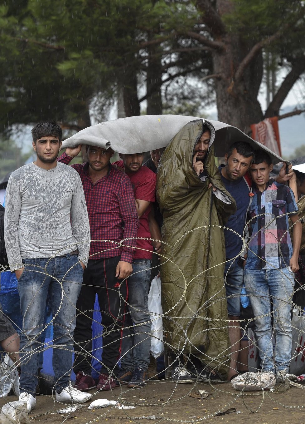 Tisíce uprchlíků na makedonsko-řecké hranici, další přicházejí.