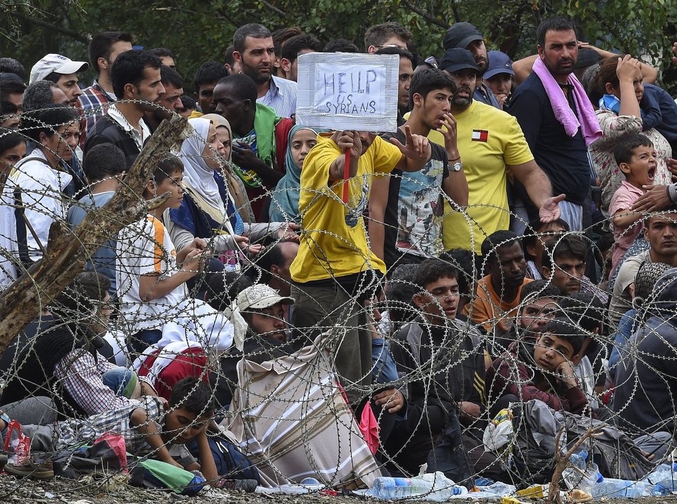 Tisíce uprchlíků na makedonsko-řecké hranici, další přicházejí.