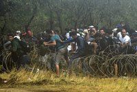 Tisíce uprchlíků prolomily hranice do Evropy. Policie použila omračující granáty