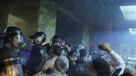 Do budovy parlamentu v makedonském Skopje vtrhl rozzuřený dav.