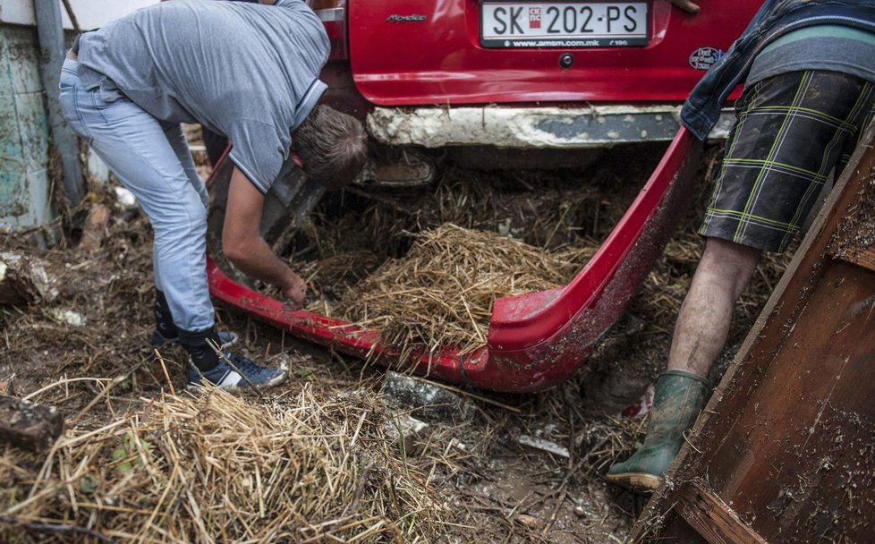 Průtrž mračen způsobila v Makedonii bleskové povodně.