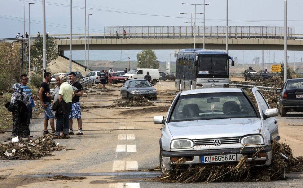 Průtrž mračen způsobila v Makedonii bleskové povodně.