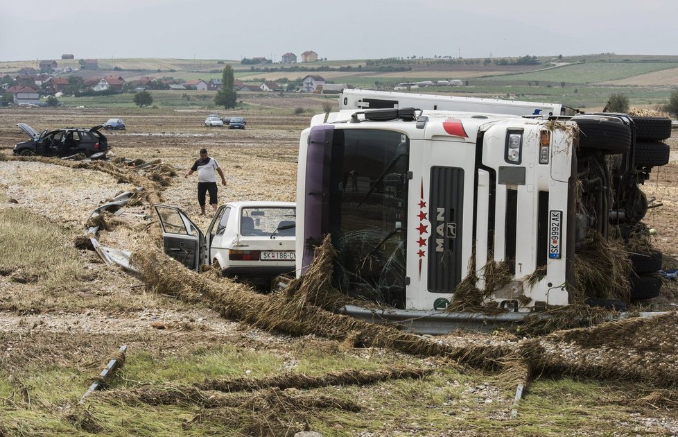 Průtrž mračen způsobila v Makedonii bleskové povodně.