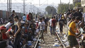 Uprchlíci čekají na vlakové spojení, které by je odvezlo do Srbska.