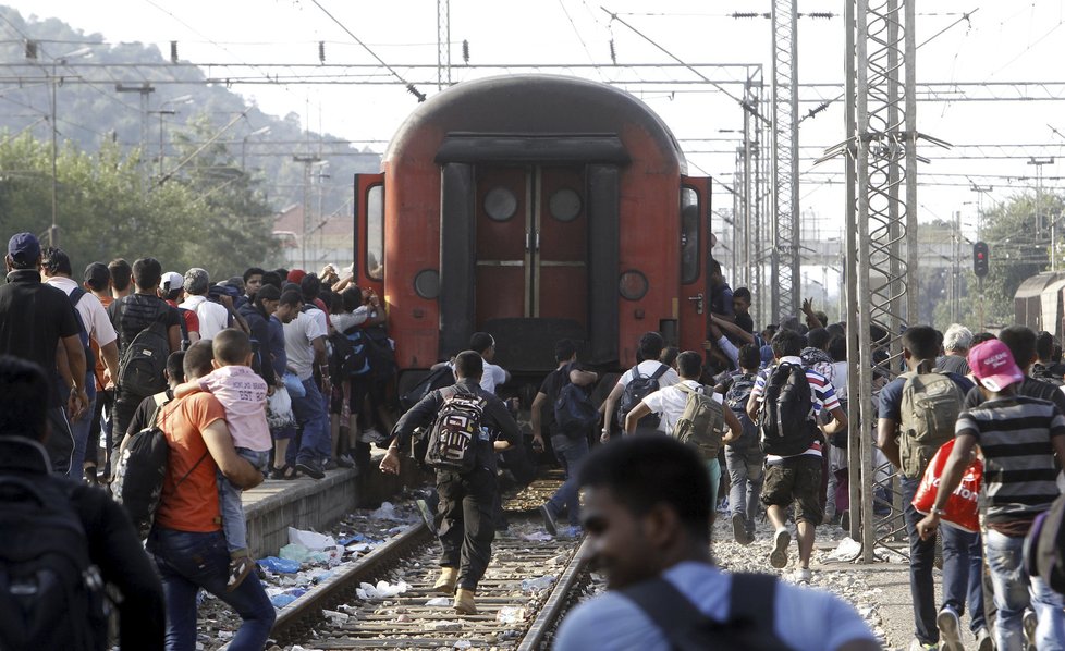 Makedonie: Tisíce uprchlíků se rvou do vlaků, které je odvezou dále do Evropy.