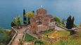 Kostelík svatého Jovana Kanejského na břehu Ochridského jezera
