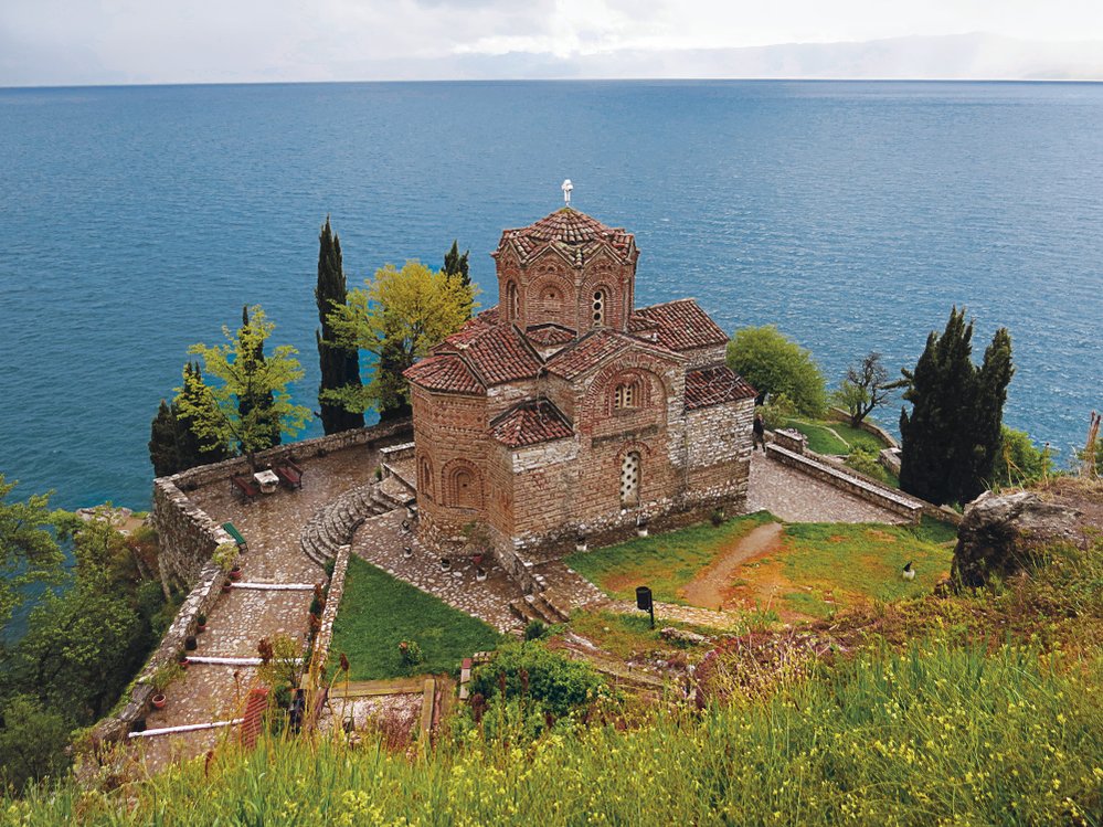 Kostelík svatého Jovana Kanejského na břehu Ochridského jezera