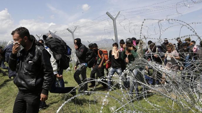 Makedonská policie použila slzný plyn proti stovkám migrantů u tábora Idomeni