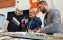 Maker Faire 2020 online: Milan Weiner (uprostřed) za ábíčko ukazoval, jakou radost dokáží udělat papírové vystřihovánky