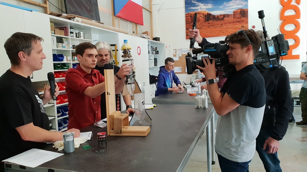 Maker Faire 2020 online: Vincent Stuchlý si jen tak pro radost postavil vodní raketu z PET lahve. Vybavil ji padákovým mechanismem, kamerou a několika senzory
