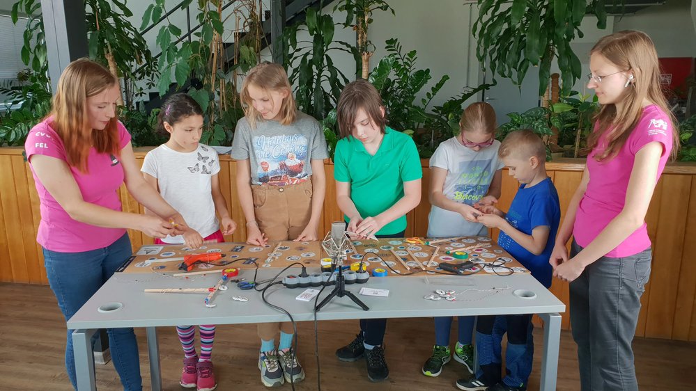 Maker Faire 2020 online: Skupina studentek z ČVUT FEL naučila zájemce, jak si vyrobit kouzelnickou hůlku skoro jako z Harryho Pottera