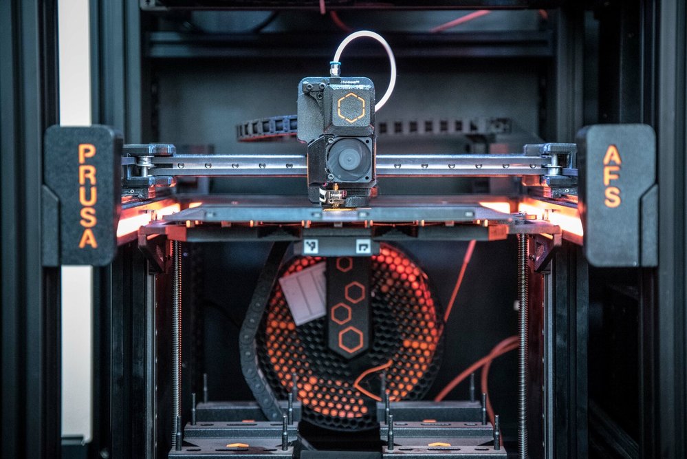 Největší zájem na Maker Fairu budí už tradičně stánky s 3D tiskem. Jejich lídrem a hlavním partnerem veletrhu je Prusa Research a jeho makerské dílny PrusaLab