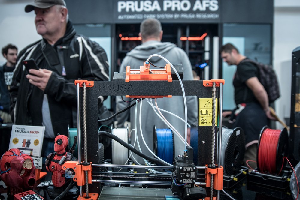 Největší zájem na Maker Fairu budí už tradičně stánky s 3D tiskem. Jejich lídrem a hlavním partnerem veletrhu je Prusa Research a jeho makerské dílny PrusaLab